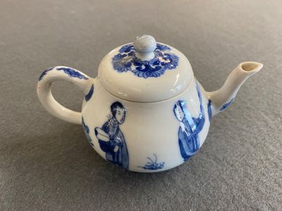 A Chinese blue and white 'Long Eliza' teapot and cover, Chenghua mark, Kangxi — photo 3
