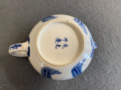 A Chinese blue and white 'Long Eliza' teapot and cover, Chenghua mark, Kangxi — photo 6