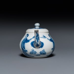 A Chinese blue and white 'Long Eliza' teapot and cover, Chenghua mark, Kangxi — photo 3