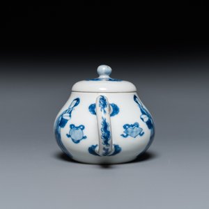 A Chinese blue and white 'Long Eliza' teapot and cover, Chenghua mark, Kangxi — photo 5