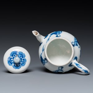 A Chinese blue and white 'Long Eliza' teapot and cover, Chenghua mark, Kangxi — photo 6
