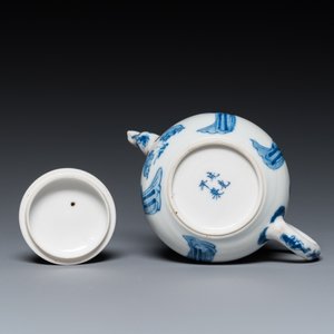A Chinese blue and white 'Long Eliza' teapot and cover, Chenghua mark, Kangxi — photo 7