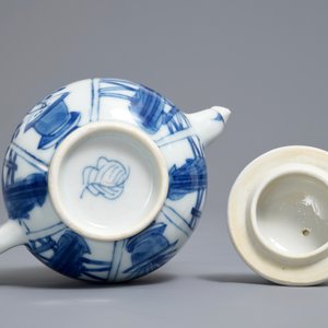 A Chinese blue and white 'Long Eliza' teapot and cover, Kangxi — 照片 7