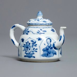 A Chinese blue and white 'Long Eliza' teapot, Yu mark, Kangxi — 照片 1
