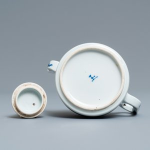 A Chinese blue and white 'Long Eliza' teapot, Yu mark, Kangxi — photo 7