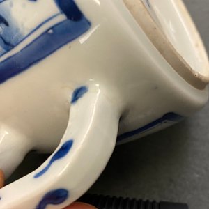 A Chinese blue and white 'Long Eliza' teapot, Yu mark, Kangxi — photo 9