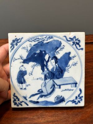 A Chinese blue and white 'Long Eliza' tile, Kangxi — 照片 1