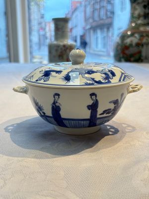 A Chinese blue and white 'Long Elizas and Playing Boys' bowl and cover, Chenghua mark, Kangxi — photo 1