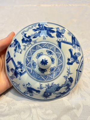 A Chinese blue and white 'Long Elizas and Playing Boys' bowl and cover, Chenghua mark, Kangxi — photo 11