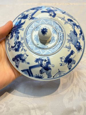 A Chinese blue and white 'Long Elizas and Playing Boys' bowl and cover, Chenghua mark, Kangxi — photo 12