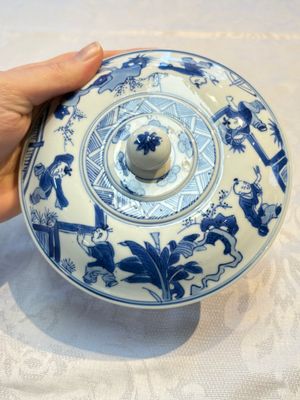 A Chinese blue and white 'Long Elizas and Playing Boys' bowl and cover, Chenghua mark, Kangxi — photo 14