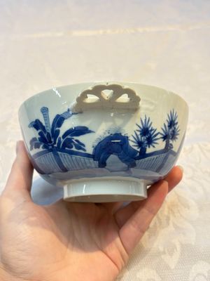 A Chinese blue and white 'Long Elizas and Playing Boys' bowl and cover, Chenghua mark, Kangxi — photo 3