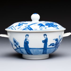A Chinese blue and white 'Long Elizas and Playing Boys' bowl and cover, Chenghua mark, Kangxi — photo 1