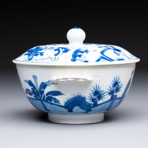 A Chinese blue and white 'Long Elizas and Playing Boys' bowl and cover, Chenghua mark, Kangxi — photo 2