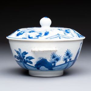 A Chinese blue and white 'Long Elizas and Playing Boys' bowl and cover, Chenghua mark, Kangxi — photo 4