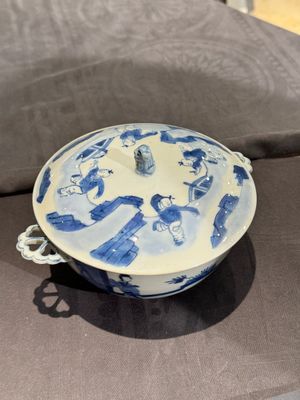 A Chinese blue and white 'Long Elizas and playing boys' covered bowl, Chenghua mark, Kangxi — foto 1