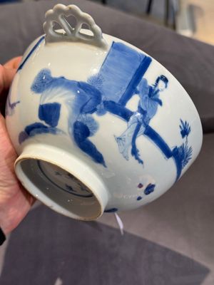A Chinese blue and white 'Long Elizas and playing boys' covered bowl, Chenghua mark, Kangxi — foto 11