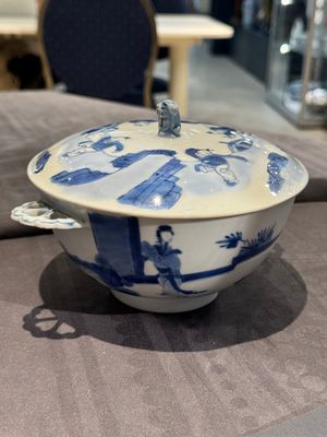 A Chinese blue and white 'Long Elizas and playing boys' covered bowl, Chenghua mark, Kangxi — foto 2