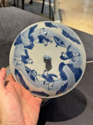 A Chinese blue and white 'Long Elizas and playing boys' covered bowl, Chenghua mark, Kangxi — foto 3