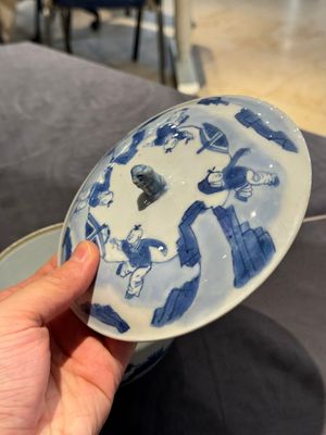 A Chinese blue and white 'Long Elizas and playing boys' covered bowl, Chenghua mark, Kangxi — foto 4