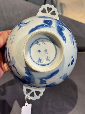 A Chinese blue and white 'Long Elizas and playing boys' covered bowl, Chenghua mark, Kangxi — foto 9
