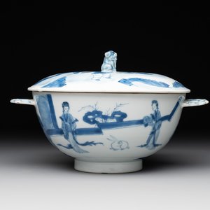 A Chinese blue and white 'Long Elizas and playing boys' covered bowl, Chenghua mark, Kangxi — foto 1