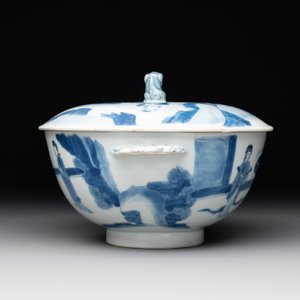 A Chinese blue and white 'Long Elizas and playing boys' covered bowl, Chenghua mark, Kangxi — foto 3