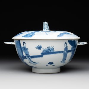 A Chinese blue and white 'Long Elizas and playing boys' covered bowl, Chenghua mark, Kangxi — foto 4