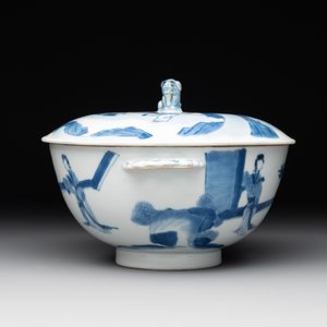 A Chinese blue and white 'Long Elizas and playing boys' covered bowl, Chenghua mark, Kangxi — foto 5