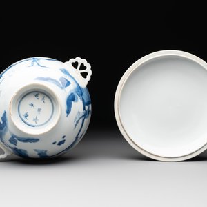 A Chinese blue and white 'Long Elizas and playing boys' covered bowl, Chenghua mark, Kangxi — foto 7