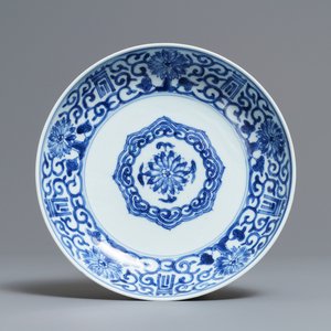 A Chinese blue and white 'longevity' plate, Yongzheng mark and of the period — 照片 1