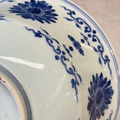 A Chinese blue and white 'Lotus' bowl — foto 19