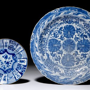 A Chinese blue and white lotus charger and a kraak-style plate, Kangxi — photo 1