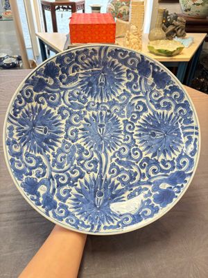 A Chinese blue and white 'lotus' dish, lozenge mark, Kangxi — 照片 1