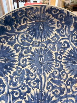 A Chinese blue and white 'lotus' dish, lozenge mark, Kangxi — 照片 3