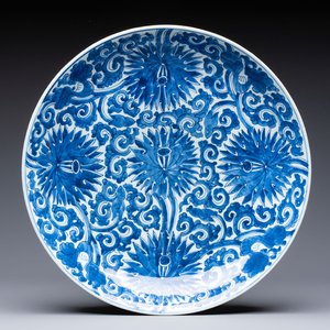 A Chinese blue and white 'lotus' dish, lozenge mark, Kangxi — 照片 1