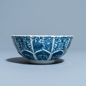 A Chinese blue and white lotus-molded bowl, Jiajing mark, 19th C. — 照片 3
