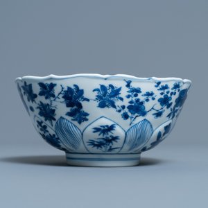A Chinese blue and white lotus-molded bowl with floral design, Kangxi mark and of the period — 照片 2