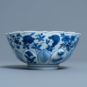 A Chinese blue and white lotus-molded bowl with floral design, Kangxi mark and of the period — 照片 5