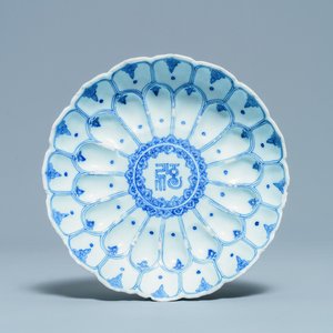 A Chinese blue and white lotus-molded dish, Kangxi mark and of the period — photo 1