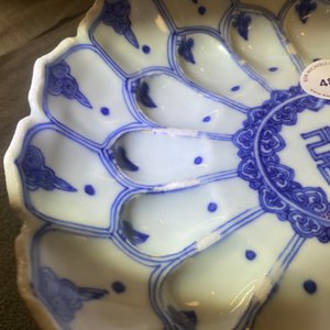 A Chinese blue and white lotus-molded dish, Kangxi mark and of the period — photo 14