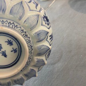 A Chinese blue and white lotus-molded dish, Kangxi mark and of the period — photo 19