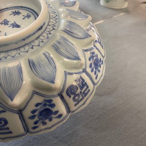 A Chinese blue and white lotus-molded dish, Kangxi mark and of the period — photo 20