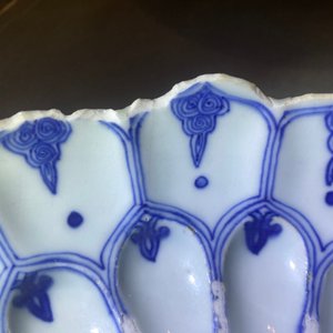 A Chinese blue and white lotus-molded dish, Kangxi mark and of the period — photo 8