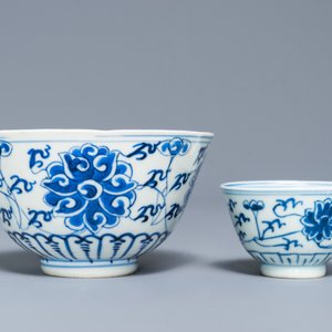 A Chinese blue and white 'lotus' plate, a bowl and a cup and saucer, Guangxu mark, 19/20th C. — 照片 5