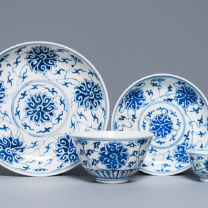 A Chinese blue and white 'lotus' plate, a bowl and a cup and saucer, Guangxu mark, 19/20th C. — 照片 1