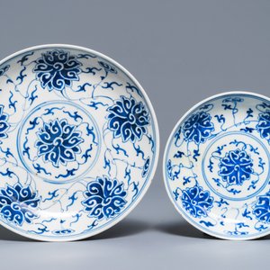 A Chinese blue and white 'lotus' plate, a bowl and a cup and saucer, Guangxu mark, 19/20th C. — 照片 2