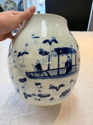 A Chinese blue and white 'lotus pond' jar for the Vietnamese market, Yongzheng mark, 18/19th C. — photo 3