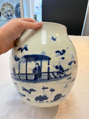 A Chinese blue and white 'lotus pond' jar for the Vietnamese market, Yongzheng mark, 18/19th C. — photo 4