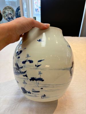 A Chinese blue and white 'lotus pond' jar for the Vietnamese market, Yongzheng mark, 18/19th C. — photo 5